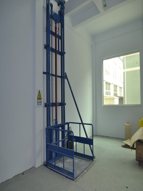 背靠軌道液壓式提升